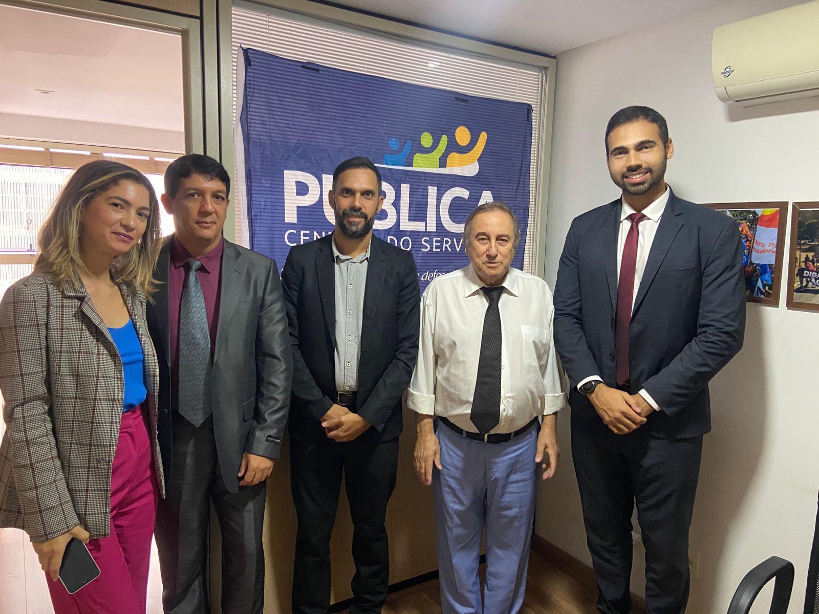 Dirigentes da ANASEG fortalecem articulação sindical em reunião com a Pública Central do Servidor. Foto mostra representantes das duas entidades em Brasília, diante de banner institucional da Pública.