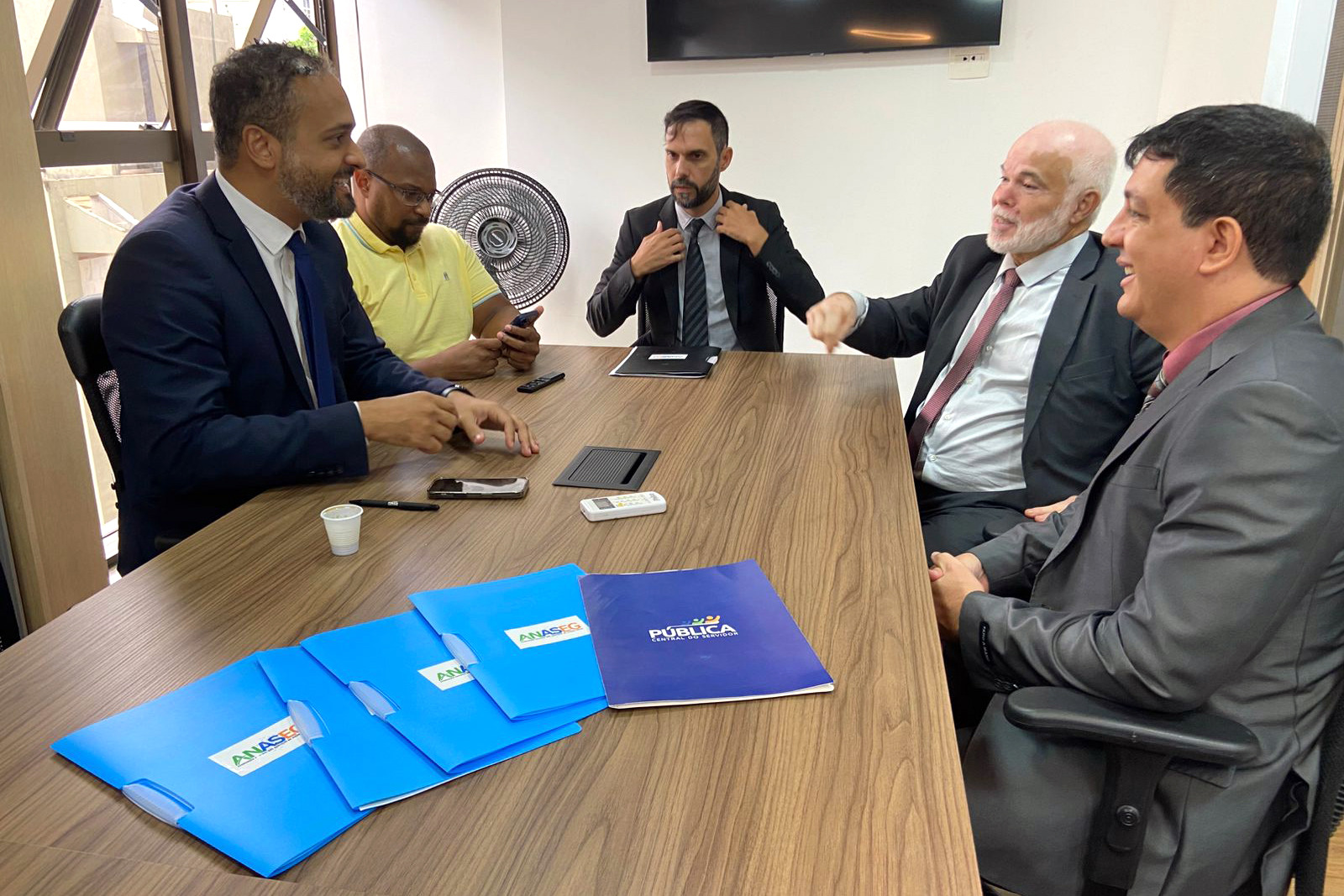 Diretoria da ANASEG realiza reunião institucional em Brasília com representantes da Pública Central do Servidor e do INSS.