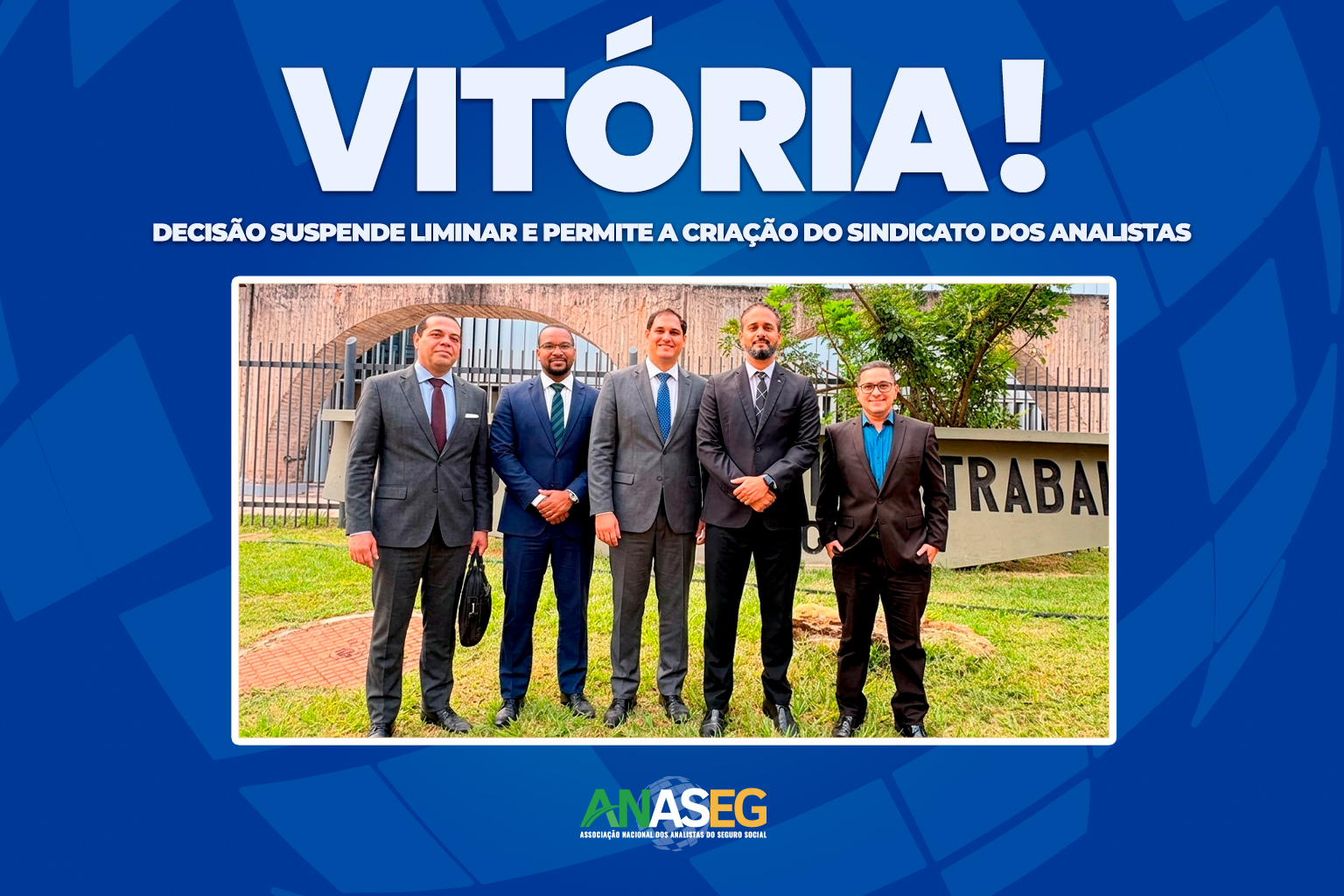 Representantes dos Analistas do Seguro Social em frente ao Tribunal Regional do Trabalho após decisão judicial que suspendeu liminar e permitiu a continuidade dos atos de criação do sindicato da categoria.